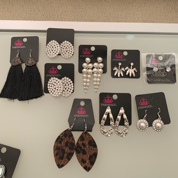Very pretty fashionable, trendy Paparazzi Jewelry. SILVER EARRINGS ARE STUNNING!